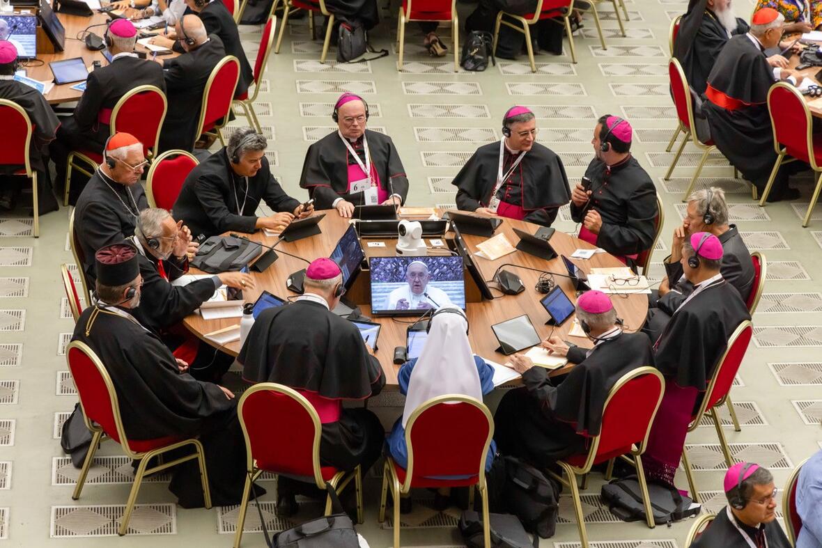 44_Bischof Bertram bei einer Sitzung der Weltsynode in Rom (Foto DBK)