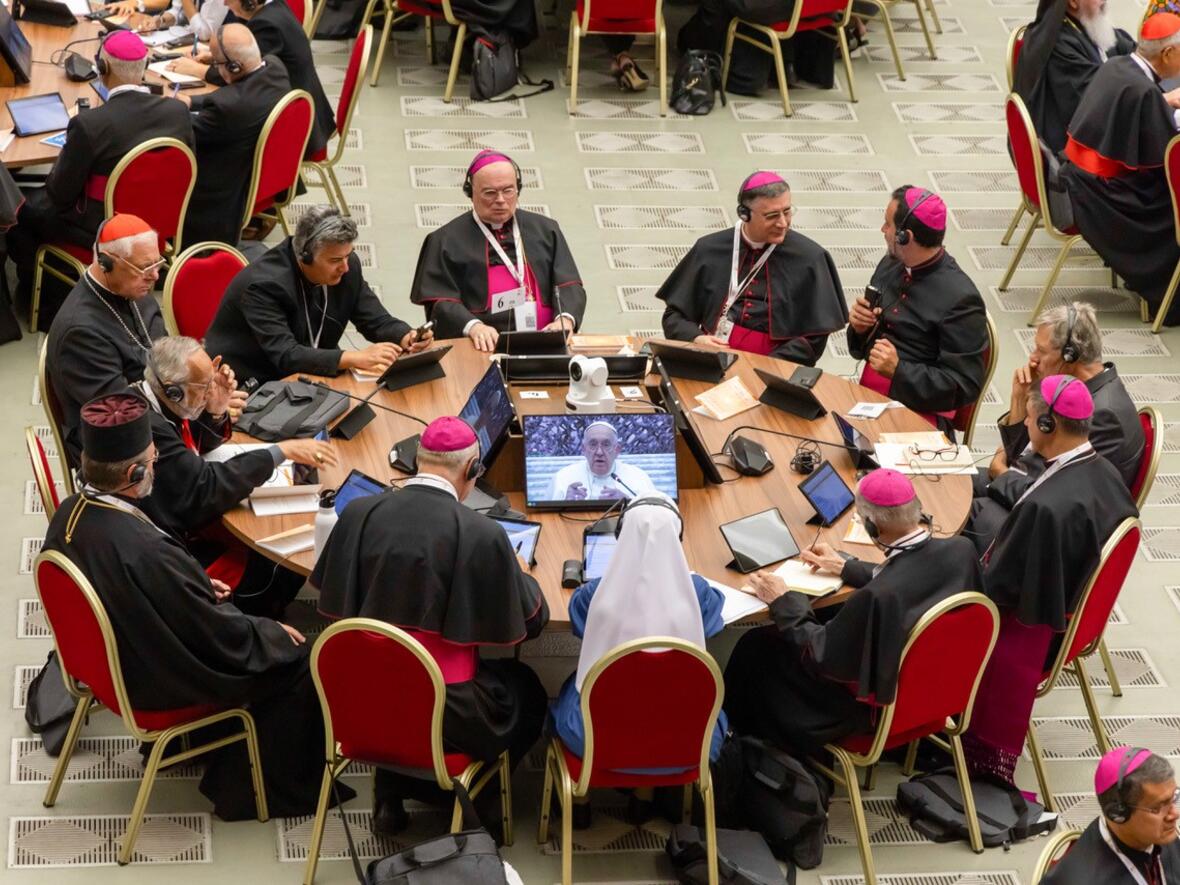 44_Bischof Bertram bei einer Sitzung der Weltsynode in Rom (Foto DBK)