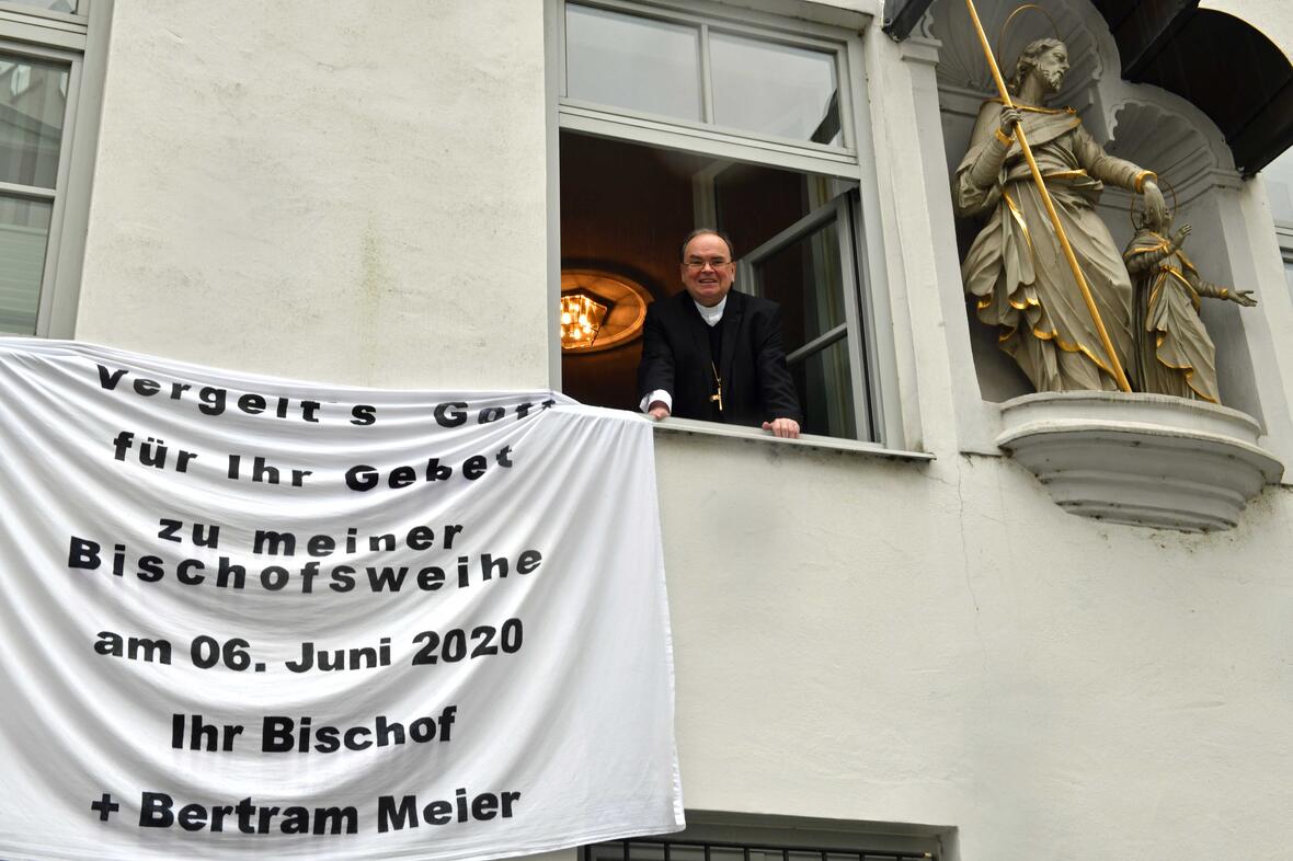 50_Bischof Bertram sagt Vergelts Gott für das Gebet zu seiner Weihe (Foto Nicolas Schnall pba)