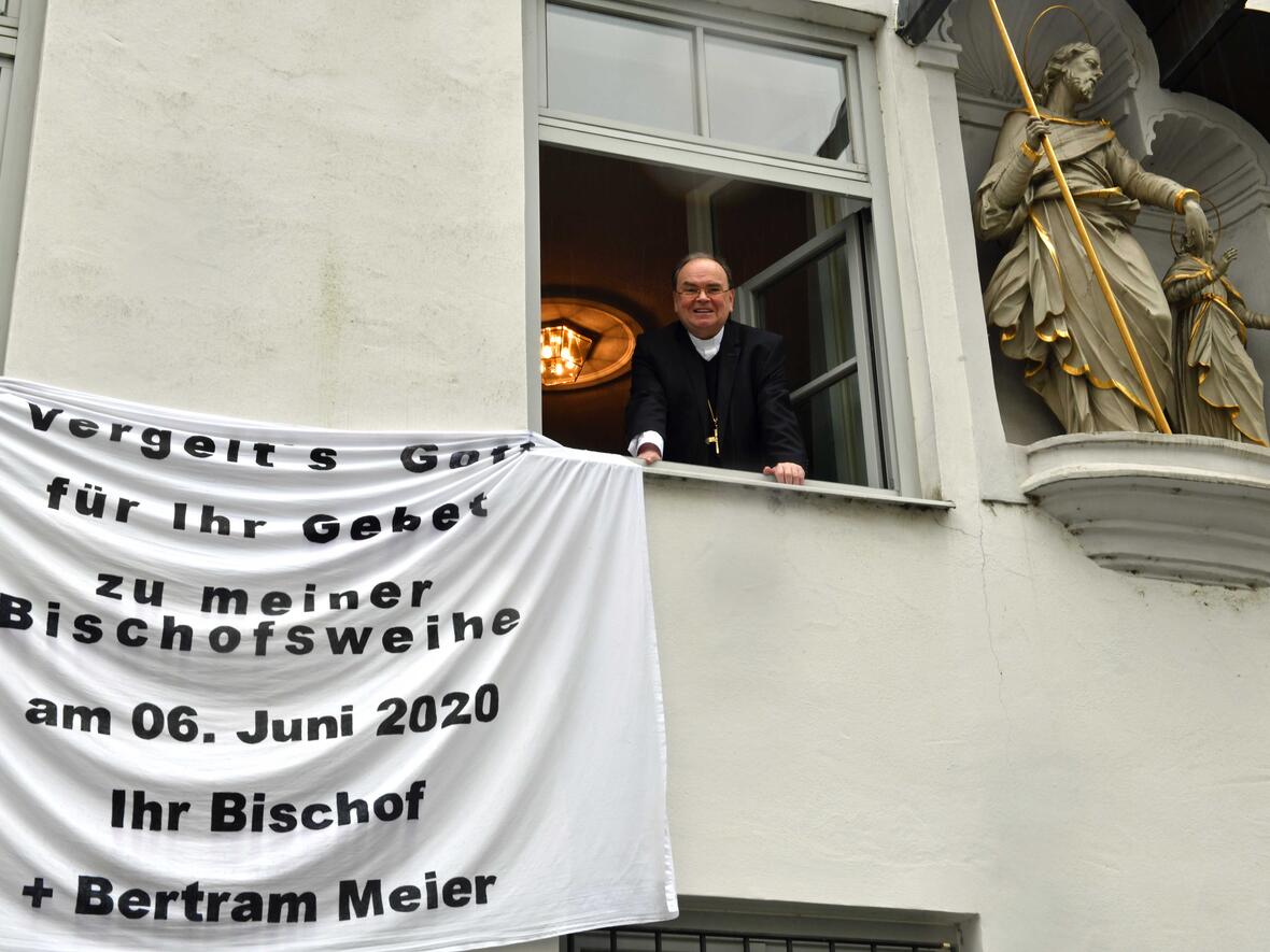 50_Bischof Bertram sagt Vergelts Gott für das Gebet zu seiner Weihe (Foto Nicolas Schnall pba)