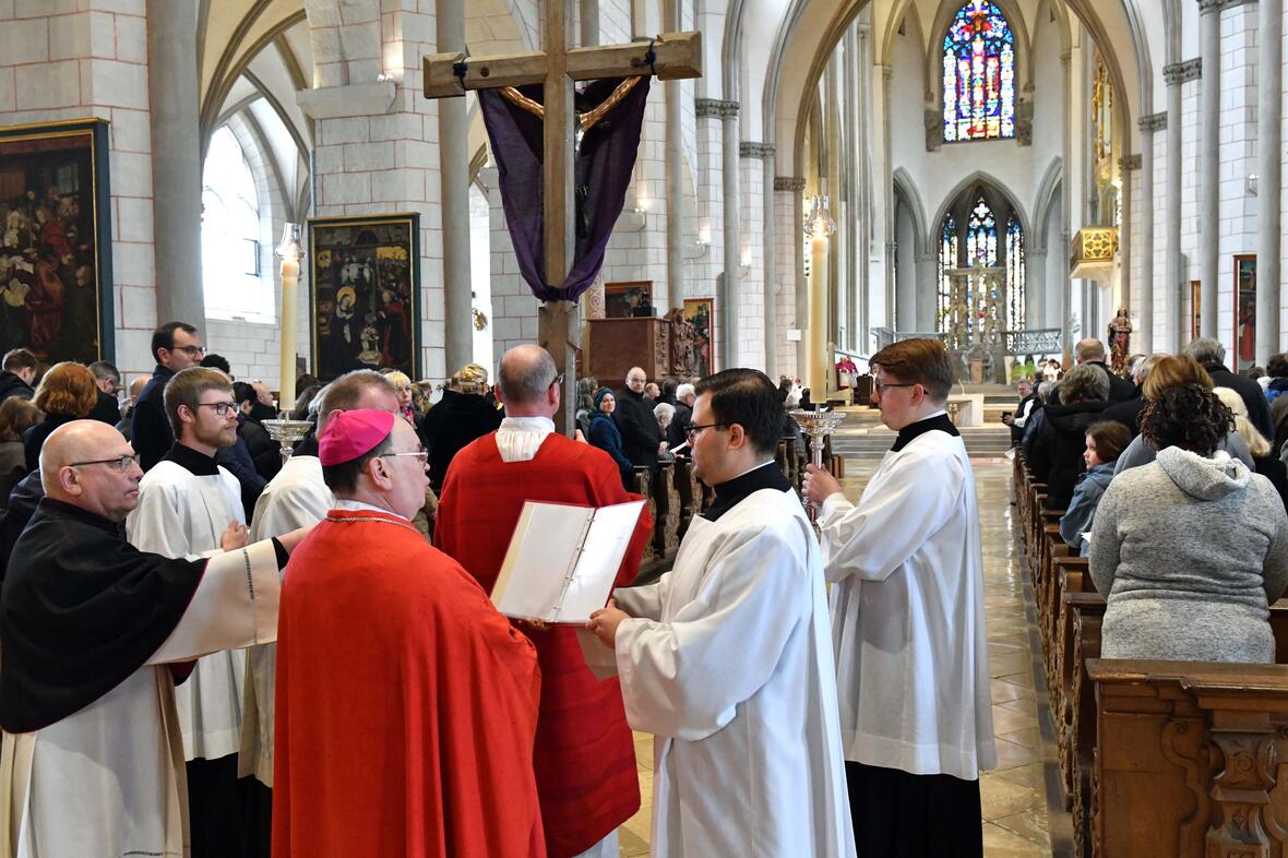 Karfreitag im Augsburger Dom (Foto Nicolas Schnall pba) 9