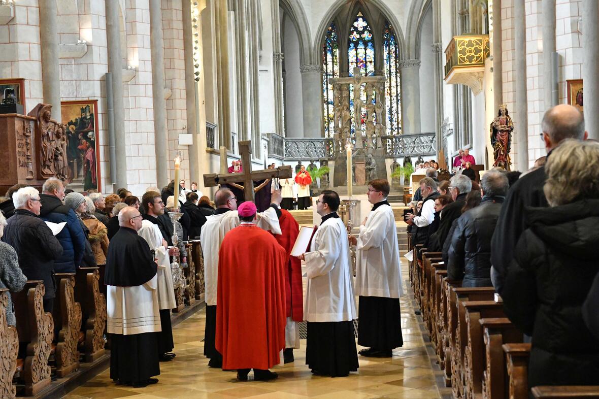 Karfreitag im Augsburger Dom (Foto Nicolas Schnall pba) 10