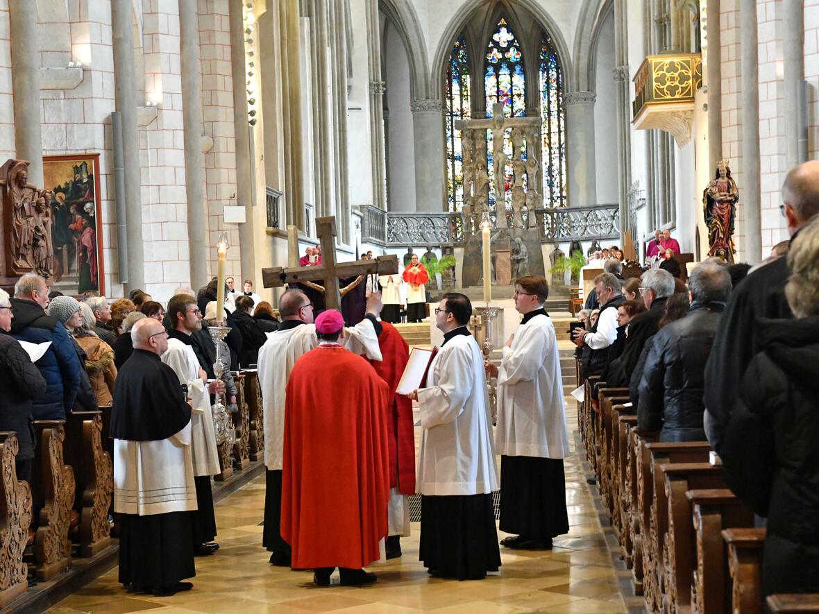 Karfreitag im Augsburger Dom (Foto Nicolas Schnall pba) 10