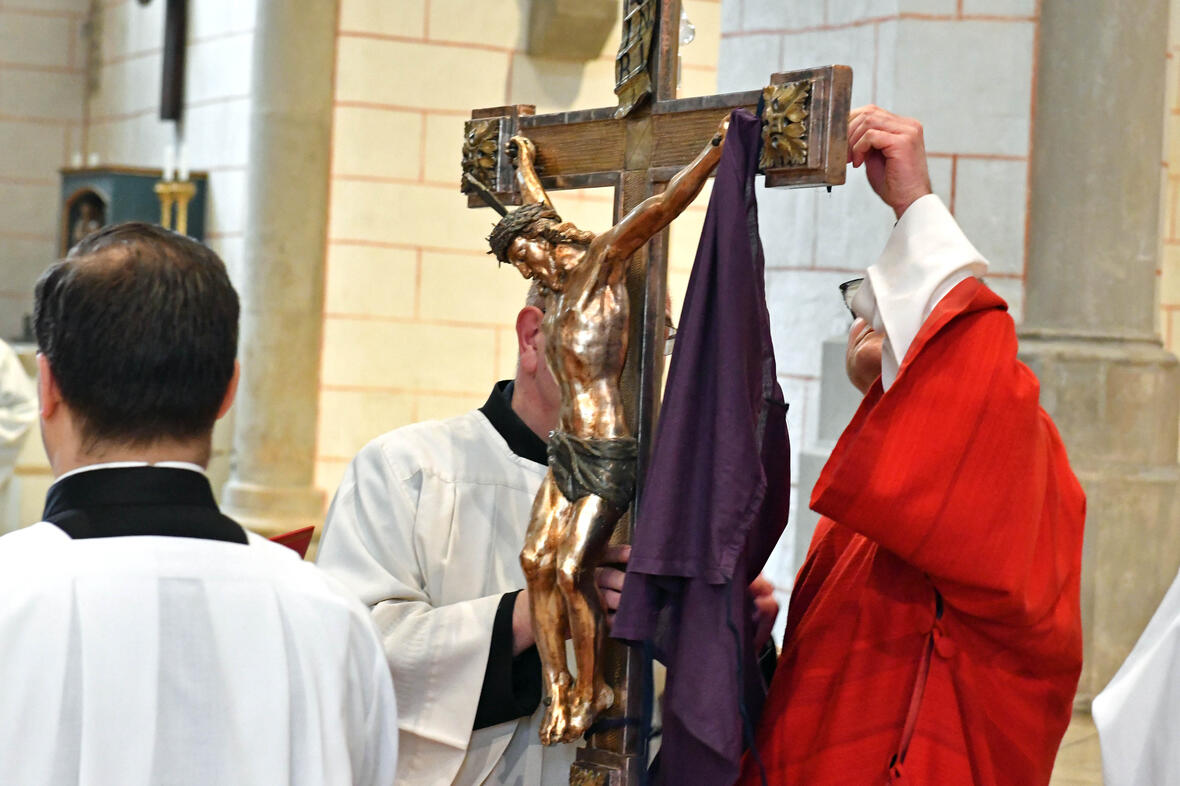 Karfreitag im Augsburger Dom (Foto Nicolas Schnall pba) 11