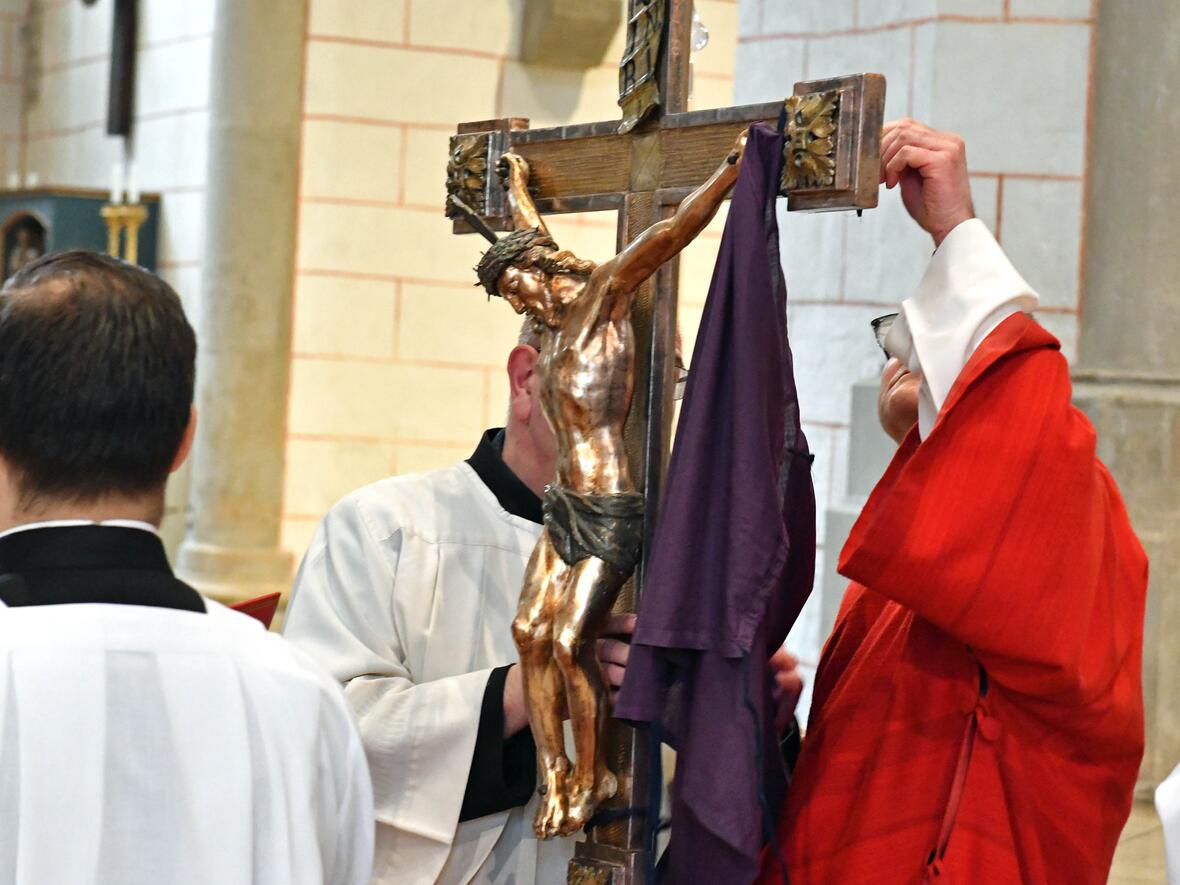 Karfreitag im Augsburger Dom (Foto Nicolas Schnall pba) 11