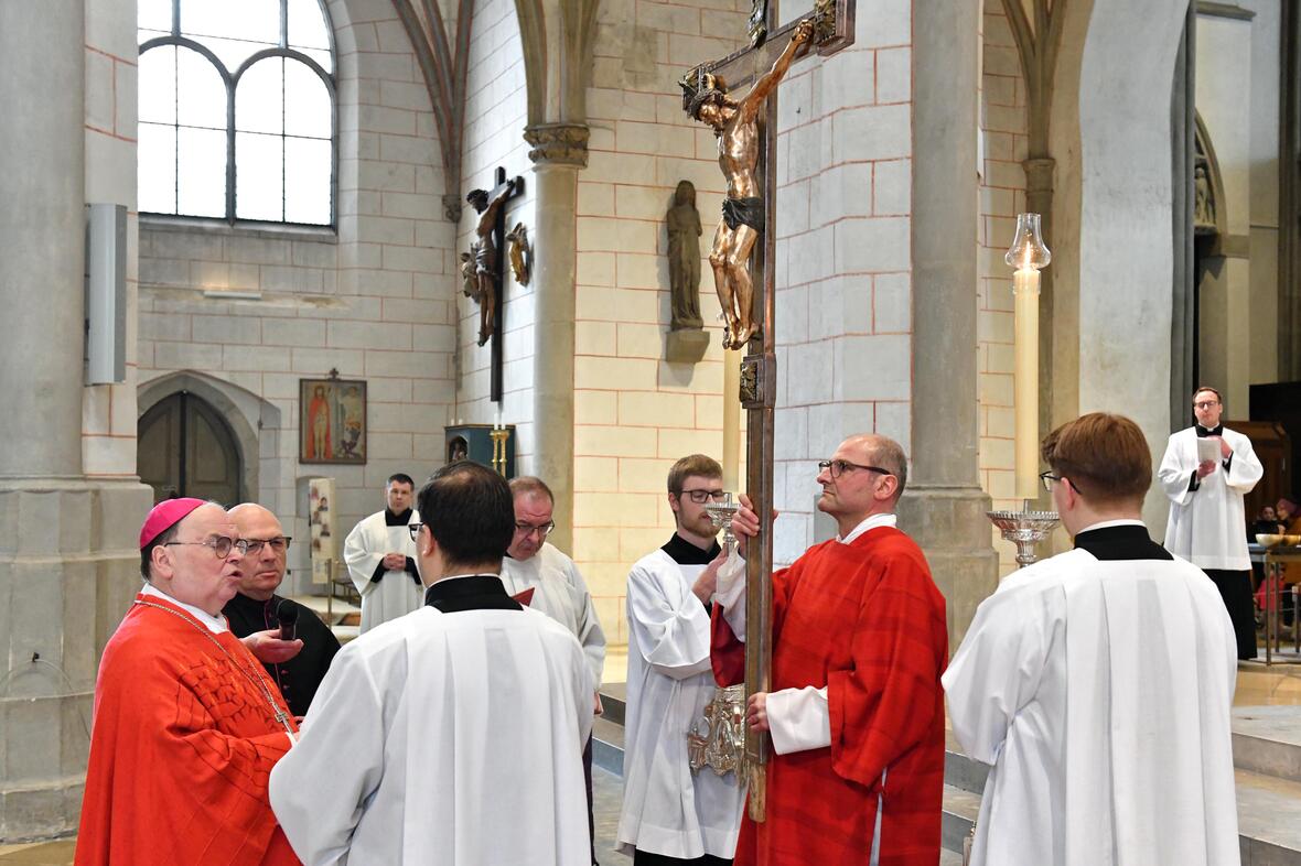 Karfreitag im Augsburger Dom (Foto Nicolas Schnall pba) 12