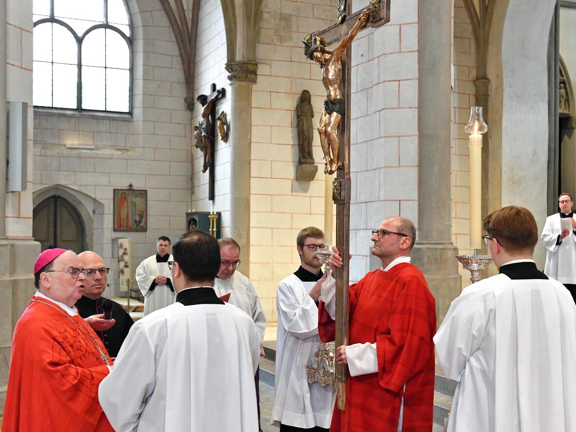 Karfreitag im Augsburger Dom (Foto Nicolas Schnall pba) 12