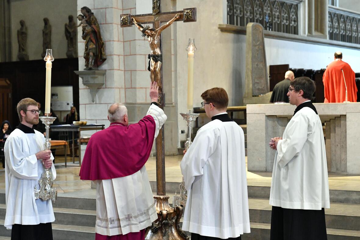 Karfreitag im Augsburger Dom (Foto Nicolas Schnall pba) 13