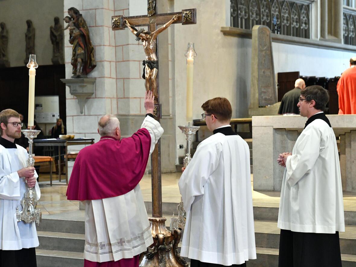 Karfreitag im Augsburger Dom (Foto Nicolas Schnall pba) 13