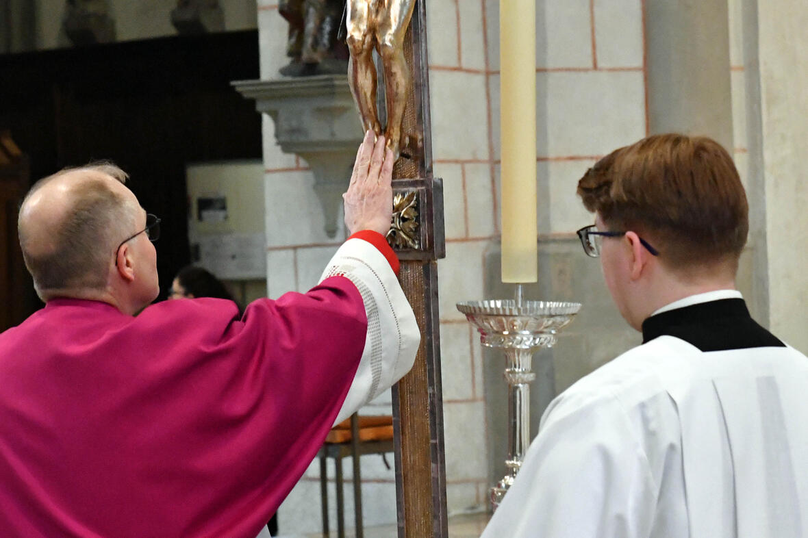 Karfreitag im Augsburger Dom (Foto Nicolas Schnall pba) 14