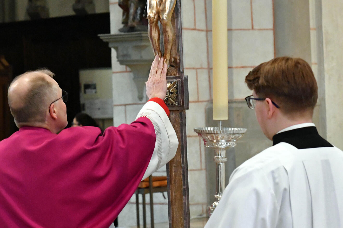 Karfreitag im Augsburger Dom (Foto Nicolas Schnall pba) 14