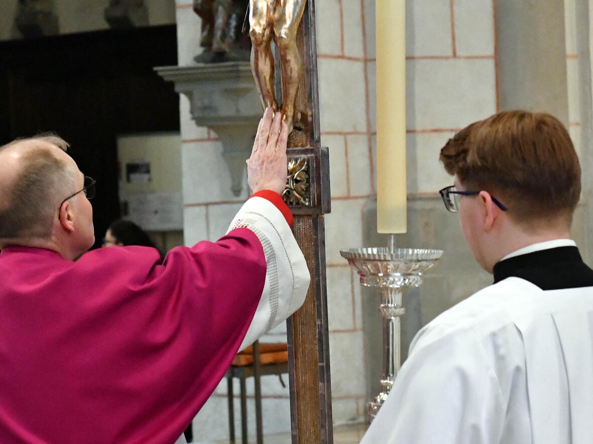 Karfreitag im Augsburger Dom (Foto Nicolas Schnall pba) 14