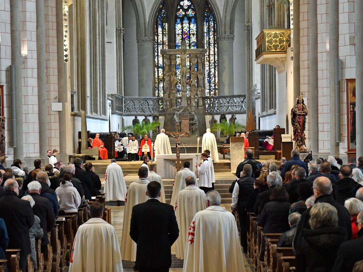 Karfreitag im Augsburger Dom (Foto Nicolas Schnall pba) 15