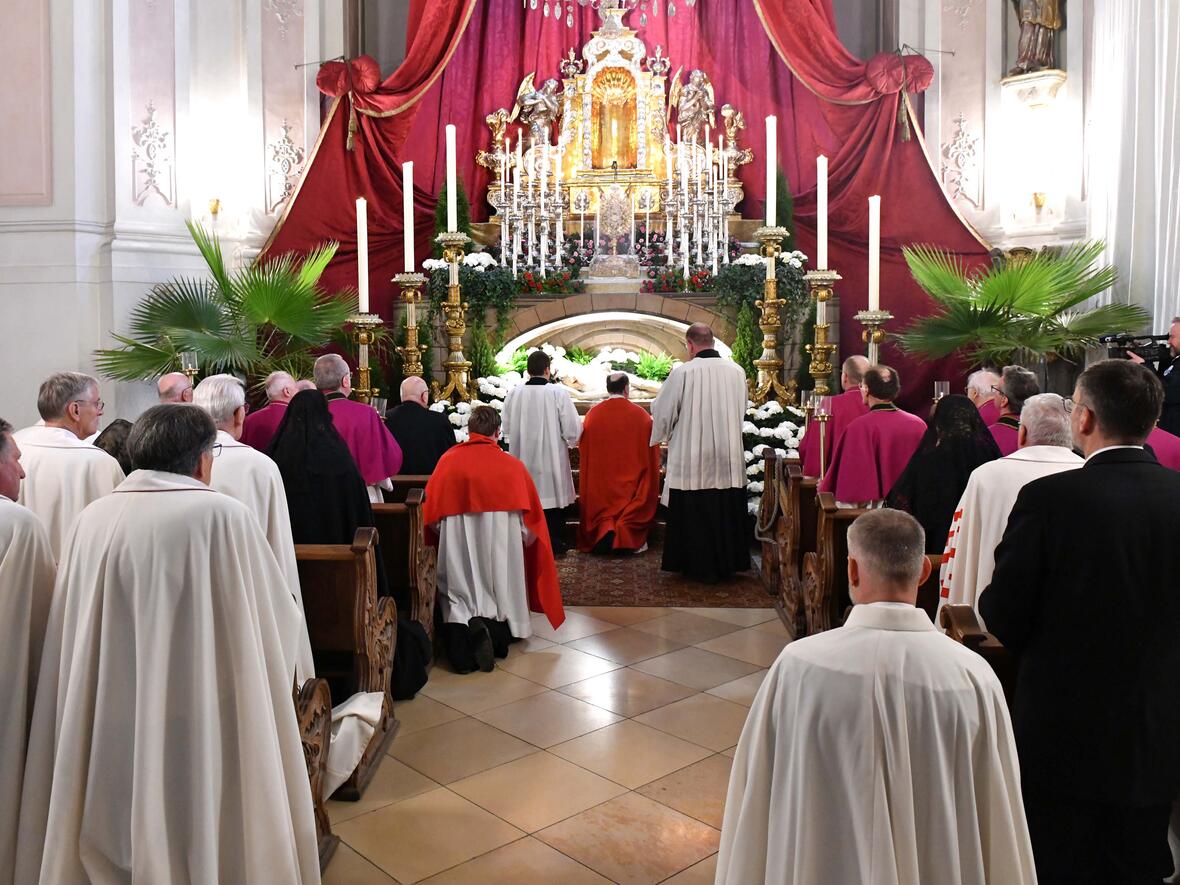 Karfreitag im Augsburger Dom (Foto Nicolas Schnall pba) 16