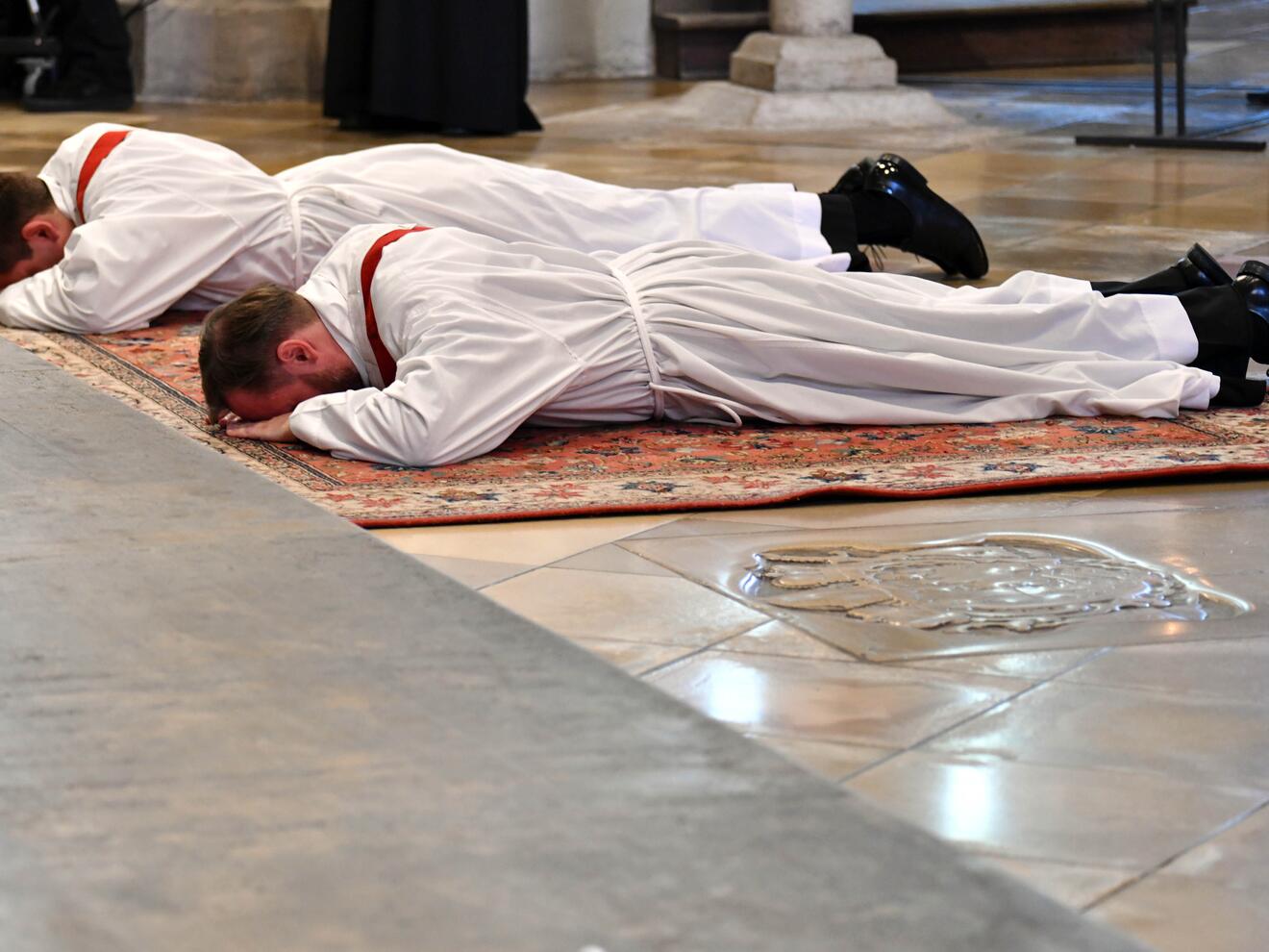 Priesterweihe im Augsburger Dom 2025 (Foto Nicolas Schnall pba) 11