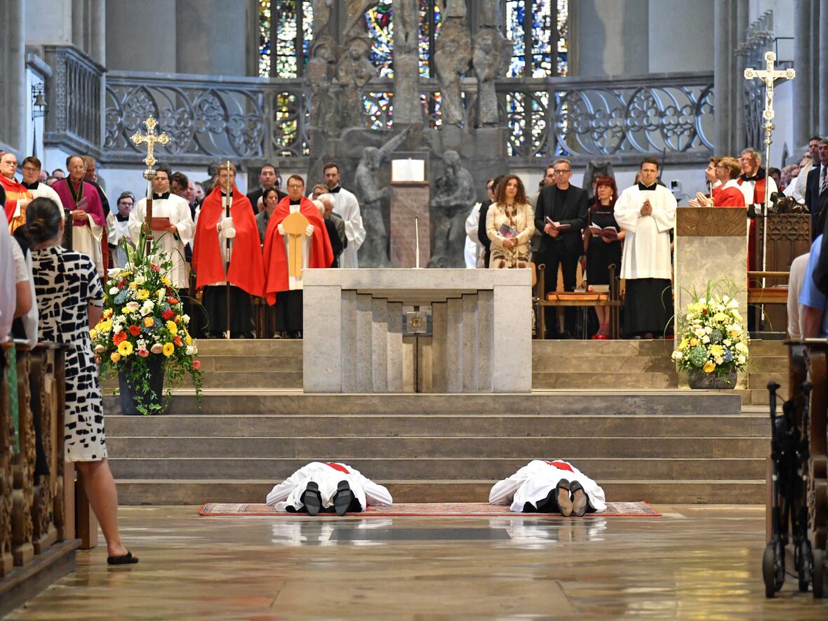 Priesterweihe im Augsburger Dom 2025 (Foto Nicolas Schnall pba) 12