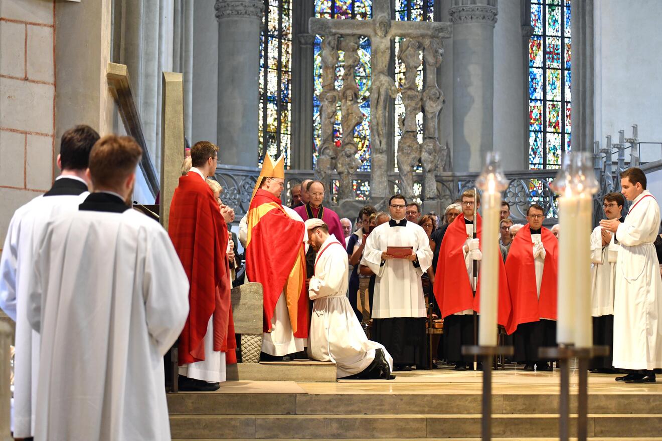 Priesterweihe im Augsburger Dom 2025 (Foto Nicolas Schnall pba) 13