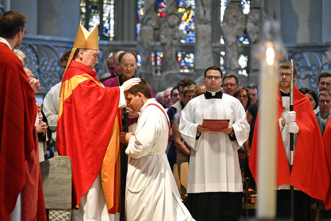Priesterweihe im Augsburger Dom 2025 (Foto Nicolas Schnall pba) 14
