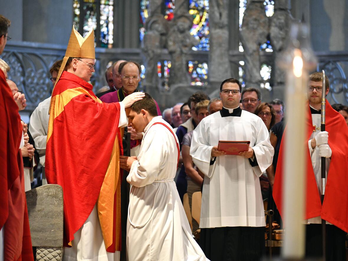 Priesterweihe im Augsburger Dom 2025 (Foto Nicolas Schnall pba) 14