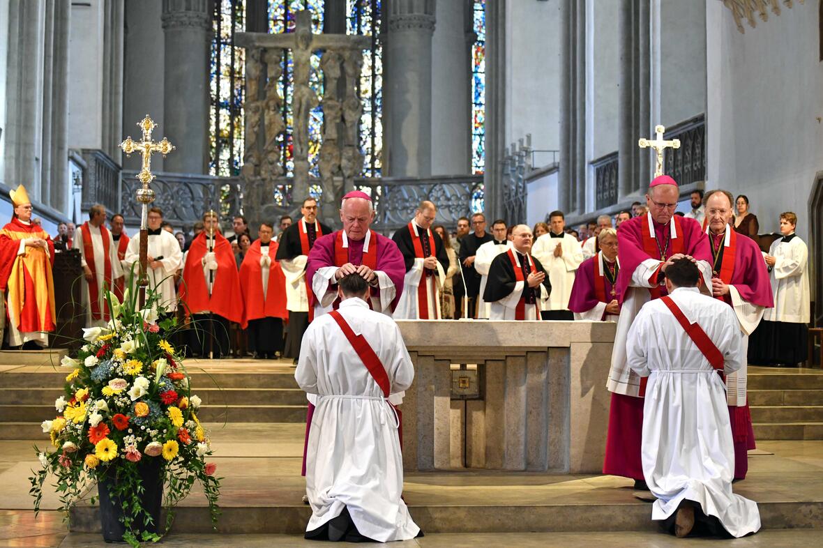 Priesterweihe im Augsburger Dom 2025 (Foto Nicolas Schnall pba) 15