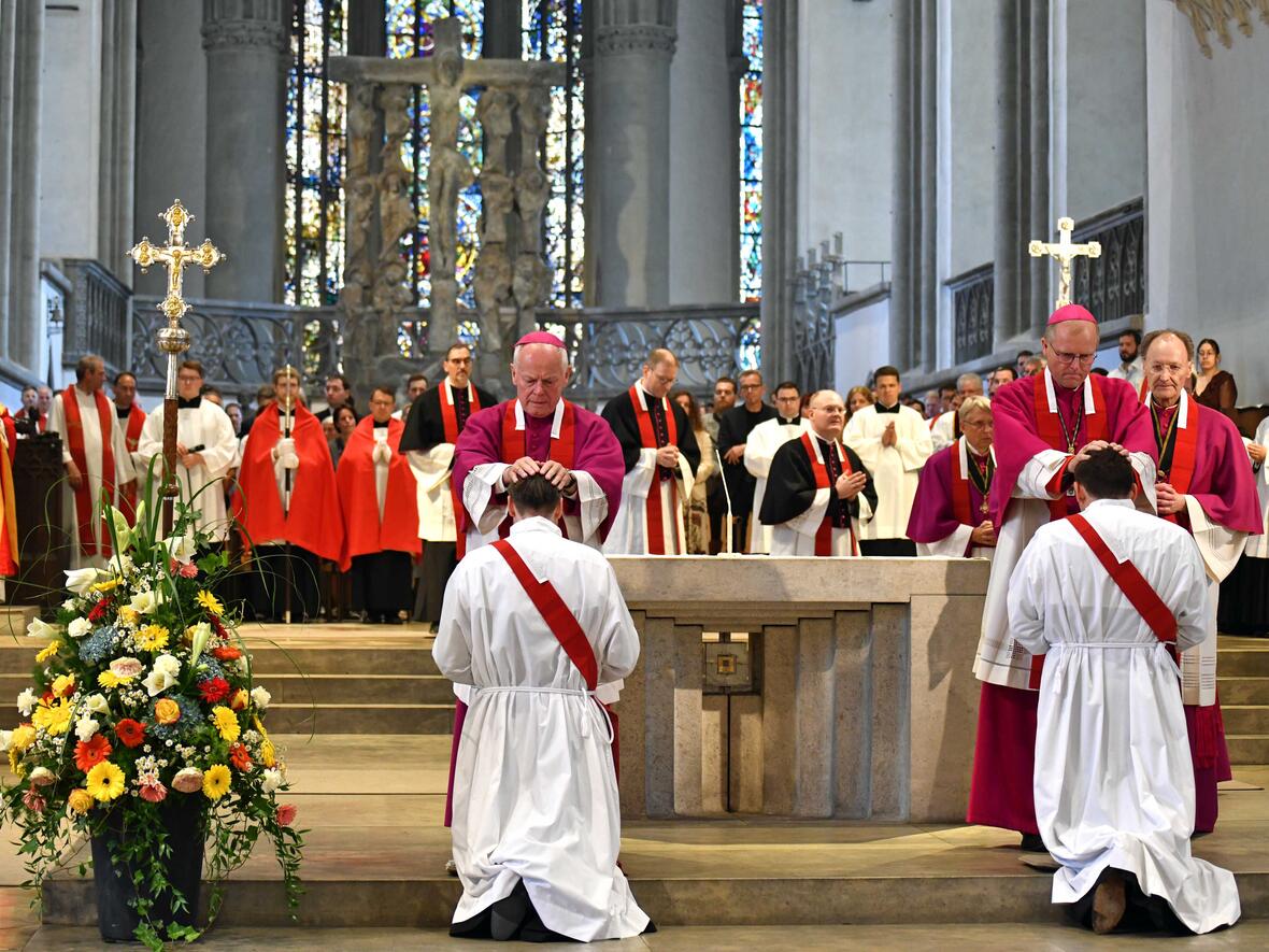 Priesterweihe im Augsburger Dom 2025 (Foto Nicolas Schnall pba) 15