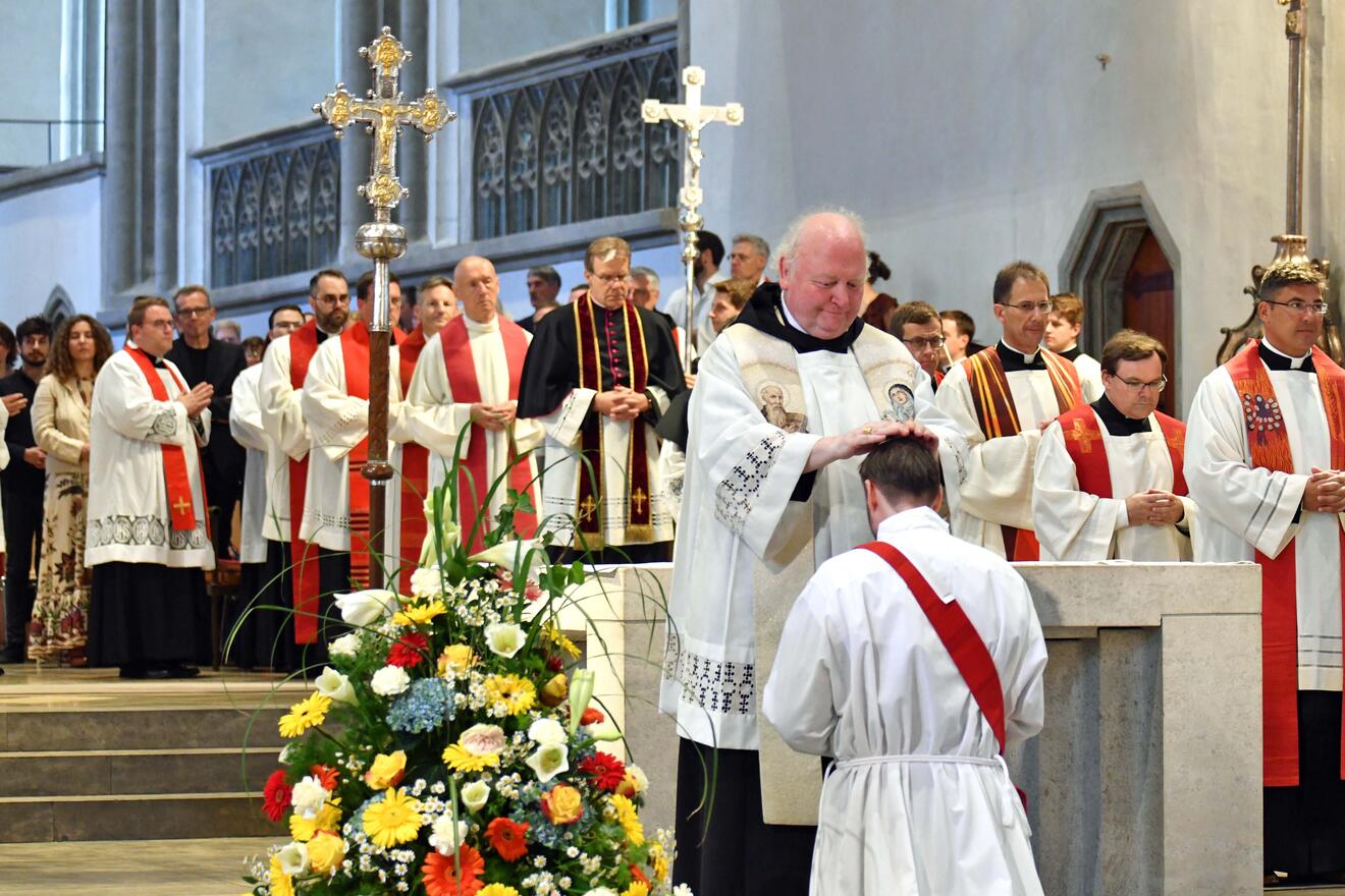Priesterweihe im Augsburger Dom 2025 (Foto Nicolas Schnall pba) 18