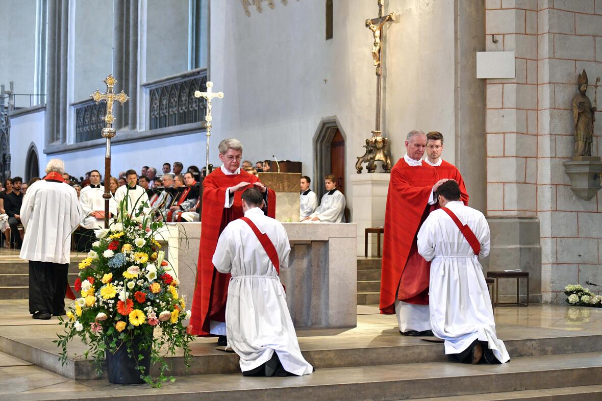 Priesterweihe im Augsburger Dom 2025 (Foto Nicolas Schnall pba) 19