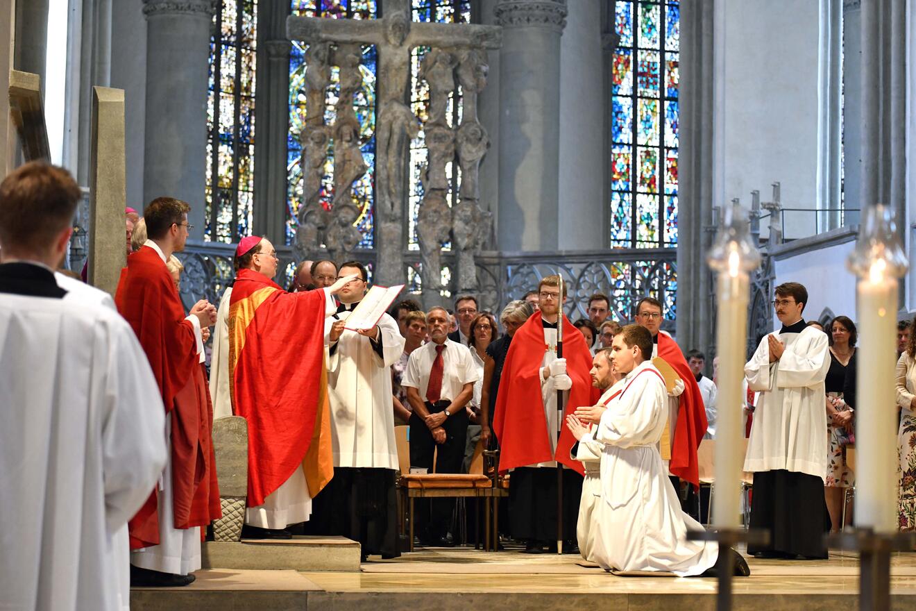 Priesterweihe im Augsburger Dom 2025 (Foto Nicolas Schnall pba) 20