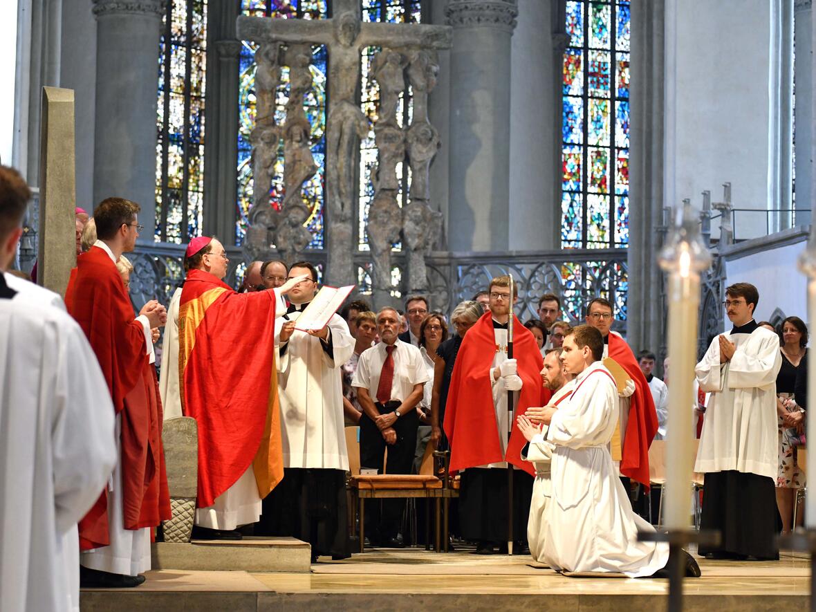 Priesterweihe im Augsburger Dom 2025 (Foto Nicolas Schnall pba) 20