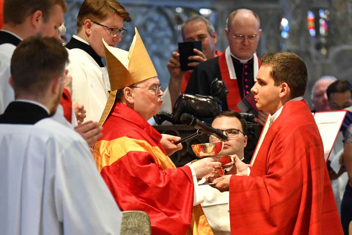 Priesterweihe im Augsburger Dom 2025 (Foto Nicolas Schnall pba) 23