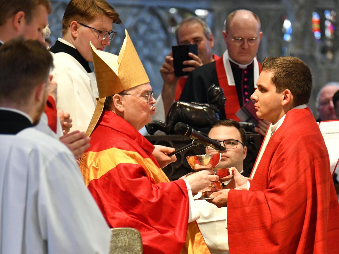 Priesterweihe im Augsburger Dom 2025 (Foto Nicolas Schnall pba) 23