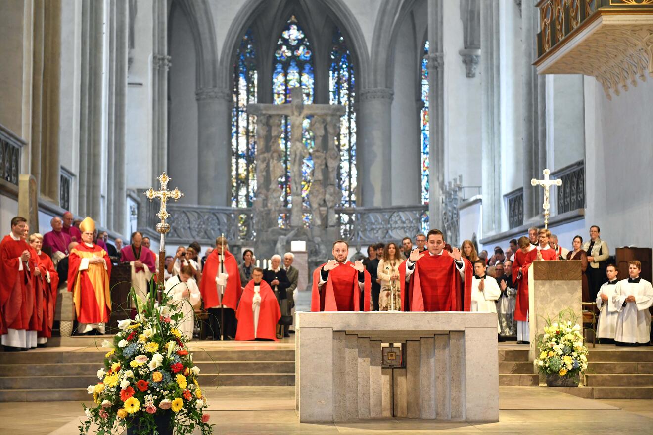 Priesterweihe im Augsburger Dom 2025 (Foto Nicolas Schnall pba) 27