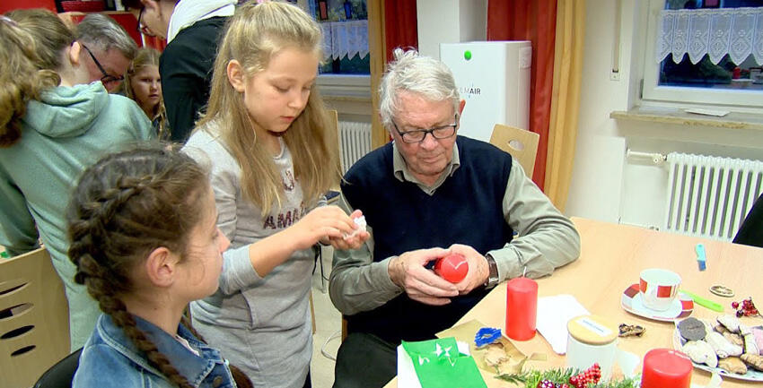 Adventskranzbinden im Mehrgenerationenhaus