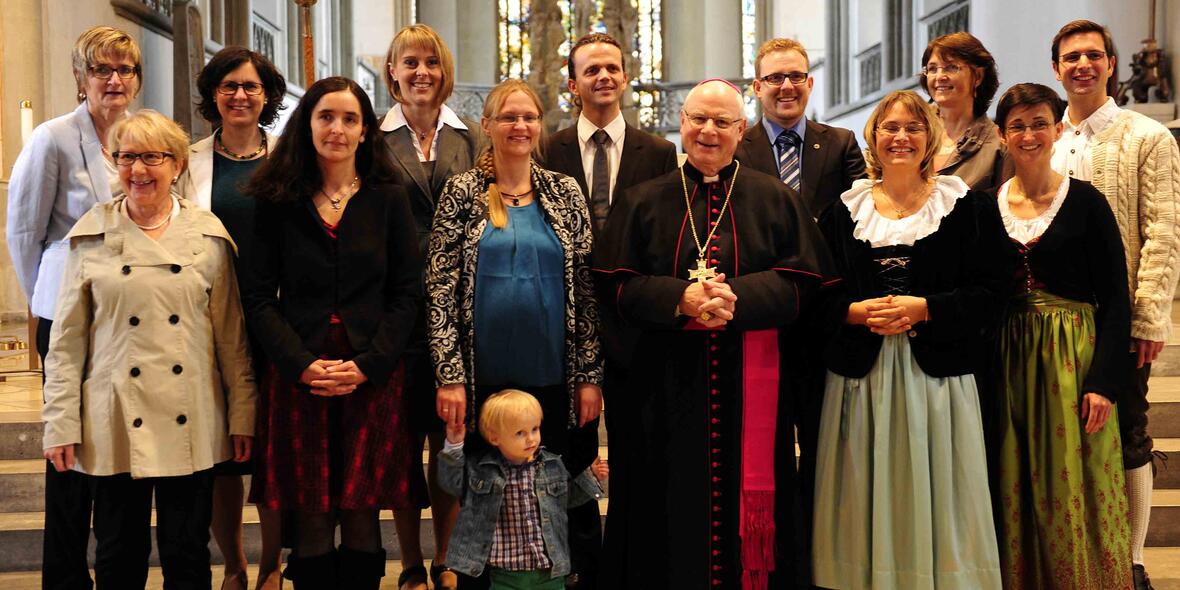 Von links: Ursula Mayr (Ausbildungsleiterin für Pfarrhelferinnen), Josefine Prinz (Ausbildungsleiterin für Gemeindereferenten), Angelika Maucher (Ausbildungsleiterin für Pastoralreferenten), Birgit Schlachter, Anna Schmelcher, Michaela Buchdrucker, Thomas Kohler, Bischof Dr. Konrad Zdarsa, Danny Kasche, Karin Walter, Margot Schmid, Dr. Maria Weiland und Benjamin Ehrlich. (Foto: pba / Maria Steber)