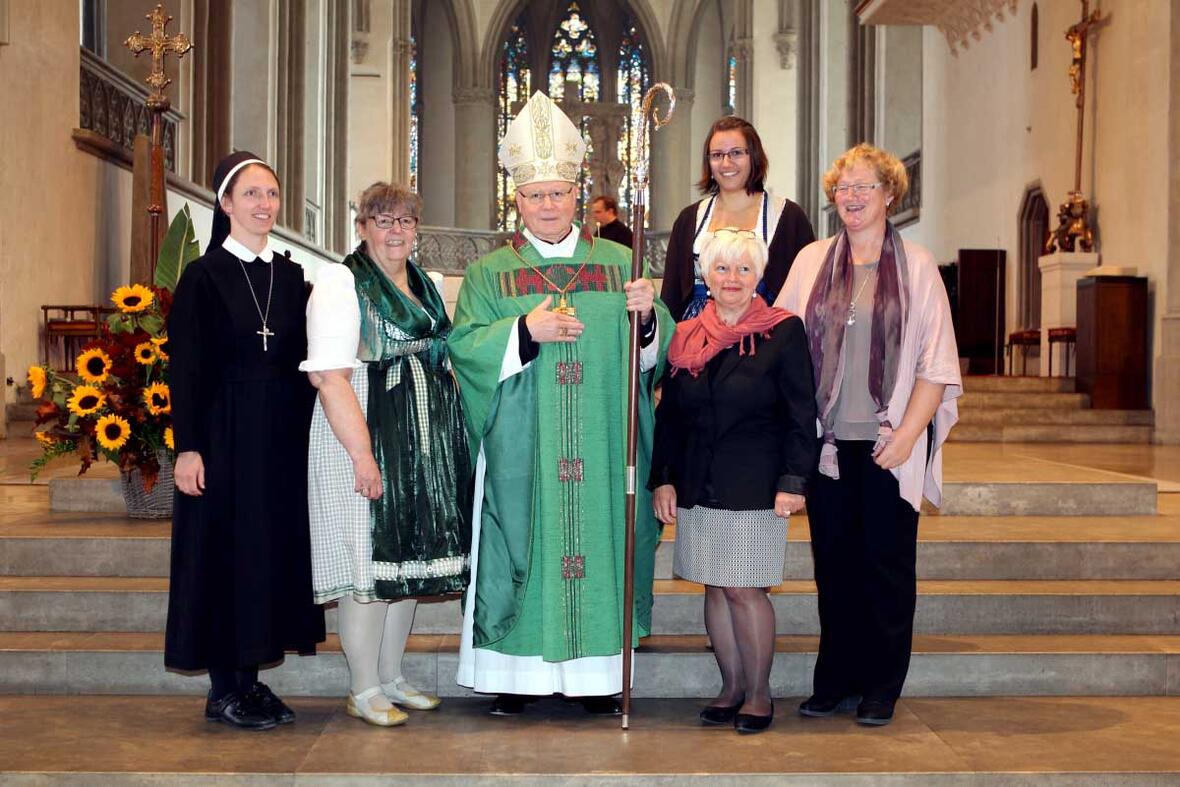 Die fünf neu ausgesandten pastoralen Mitarbeiterinnen gemeinsam mit Bischof Dr. Konrad Zdarsa. Von links: Sr. Paulin Kotas, Nicola Sedlak, Bischof Konrad, Martha Eichinger, Sibylle Göhring (hinten), Maria Ruf. (Foto: Annette Zoepf/pba)