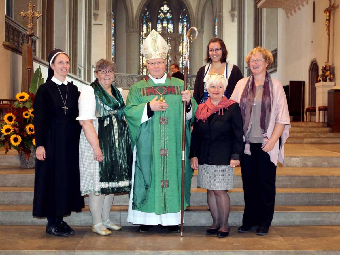 Die fünf neu ausgesandten pastoralen Mitarbeiterinnen gemeinsam mit Bischof Dr. Konrad Zdarsa. Von links: Sr. Paulin Kotas, Nicola Sedlak, Bischof Konrad, Martha Eichinger, Sibylle Göhring (hinten), Maria Ruf. (Foto: Annette Zoepf/pba)