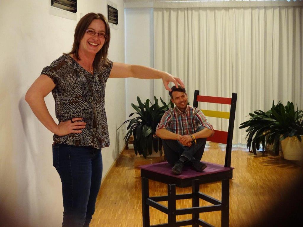 Optische Täuschungen auf dem Gemeindereferententag in Dillingen: Das Bild zeigt die beiden Gemeindereferenten Stefan Schneid und Christine Stutzky. (Foto: privat)