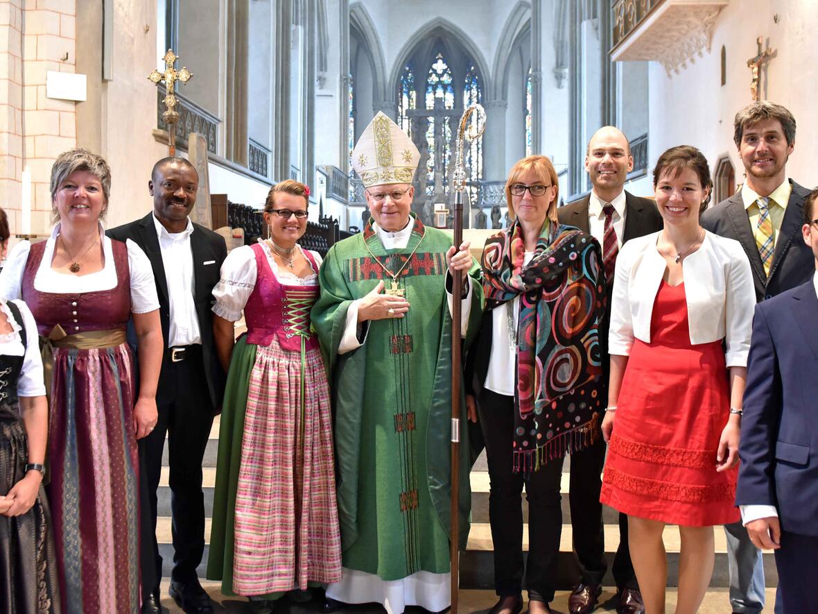Bischof Konrad gemeinsam mit den fünf beauftragten Frauen und vier Männern: (v.l.) Karin Braun, Michaela Hilbring, Vincent Semenou, Maria Gobleder, Bischof Konrad Zdarsa, Karin Gröger, Michael Leupolz, Anna Weber, Harald Weber, Benedikt Thuy. (Foto: Nicolas Schnall/Pressestelle Bistum Augsburg; Porträts: Annette Zoepf)