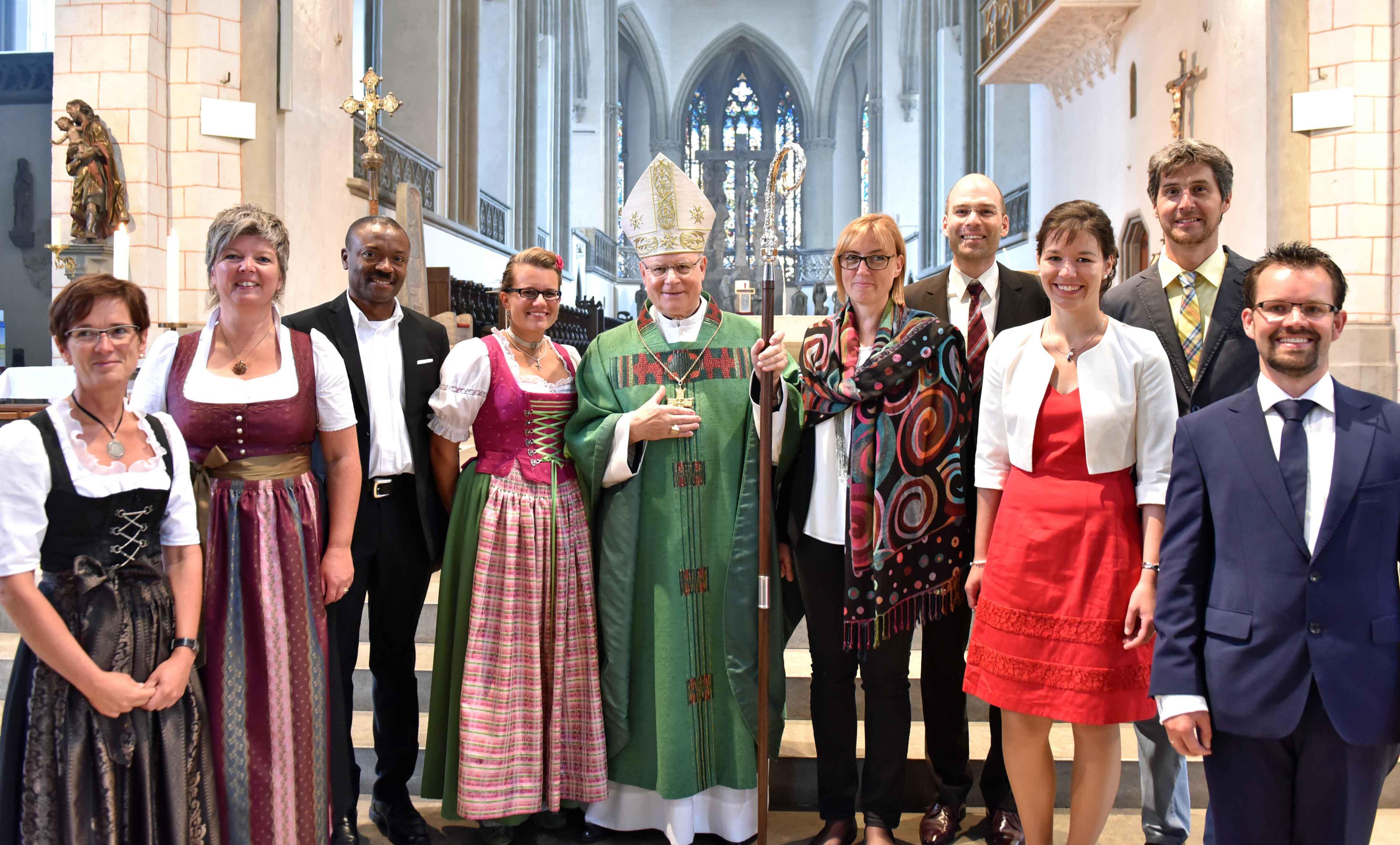 Bischof Konrad gemeinsam mit den fünf beauftragten Frauen und vier Männern: (v.l.) Karin Braun, Michaela Hilbring, Vincent Semenou, Maria Gobleder, Bischof Konrad Zdarsa, Karin Gröger, Michael Leupolz, Anna Weber, Harald Weber, Benedikt Thuy. (Foto: Nicolas Schnall/Pressestelle Bistum Augsburg; Porträts: Annette Zoepf)