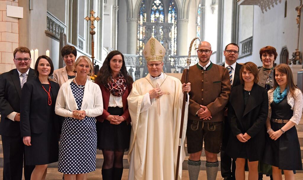 Peter Frasch, Batistina Pavić, Sabine Reisacher, Anne Kohler-Hoffmann, Birgitta Schlachter-Schelldorf, Bischof Dr. Konrad Zdarsa, Florian Schmutz, René Stiefenhofer, Christina Blosch, Agnes Harsch, Katharina Weiß (v.links). Foto: Maria Steber / pba