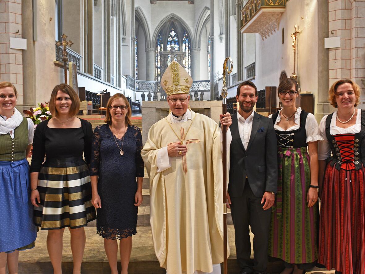 Heute von Bischof Konrad in den pastoralen Dienst ausgesendet: (v.l.) Julia Spanier, Sabrina Jehle, Prisca Leeb, Michael Rösch, Nadine Steiner, Marlies Landherr. (Fotos: Simone Zwikirsch / pba)