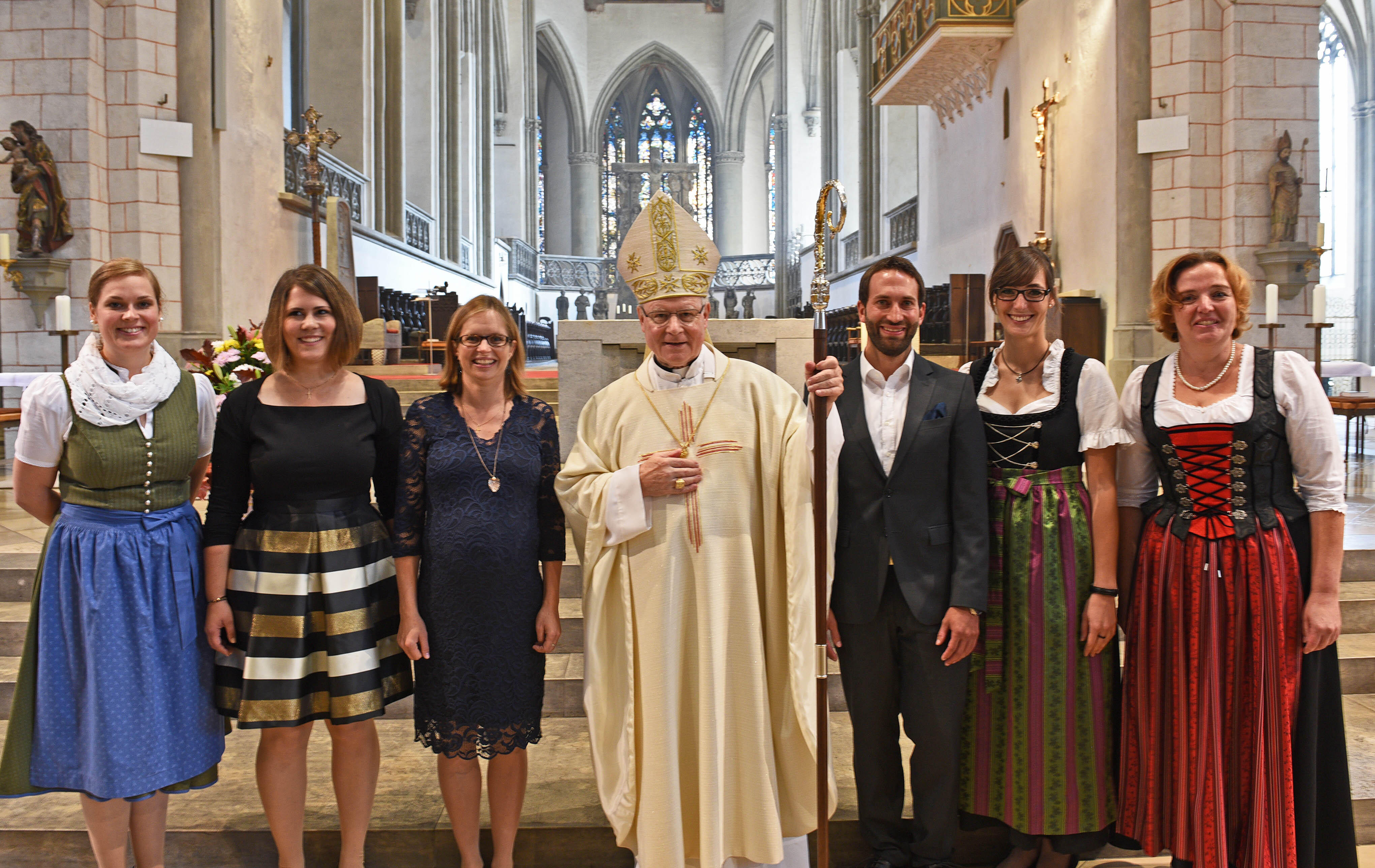 Heute von Bischof Konrad in den pastoralen Dienst ausgesendet: (v.l.) Julia Spanier, Sabrina Jehle, Prisca Leeb, Michael Rösch, Nadine Steiner, Marlies Landherr. (Fotos: Simone Zwikirsch / pba)