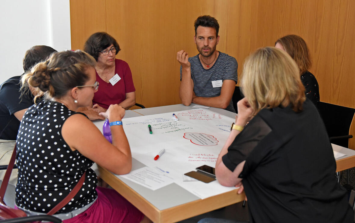 In Kleingruppen erarbeiteten die Teilnehmer des Werkstattnachmittags Werbestrategien für pastorale Berufe. (Fotos: Simone Zwikirsch/pba)