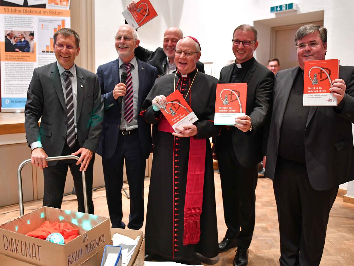 Die Präsentation der Jubiläums-Festschrift „Dienst in der Wahrheit Christi“ war das i-Tüpfelchen auf einer stimmungsvollen Feier. Bischof Konrad, Generalvikar Heinrich und Domvikar Miesen freuten sich über reichlich Lektüre. (Fotos: Nicolas Schnall / pba)