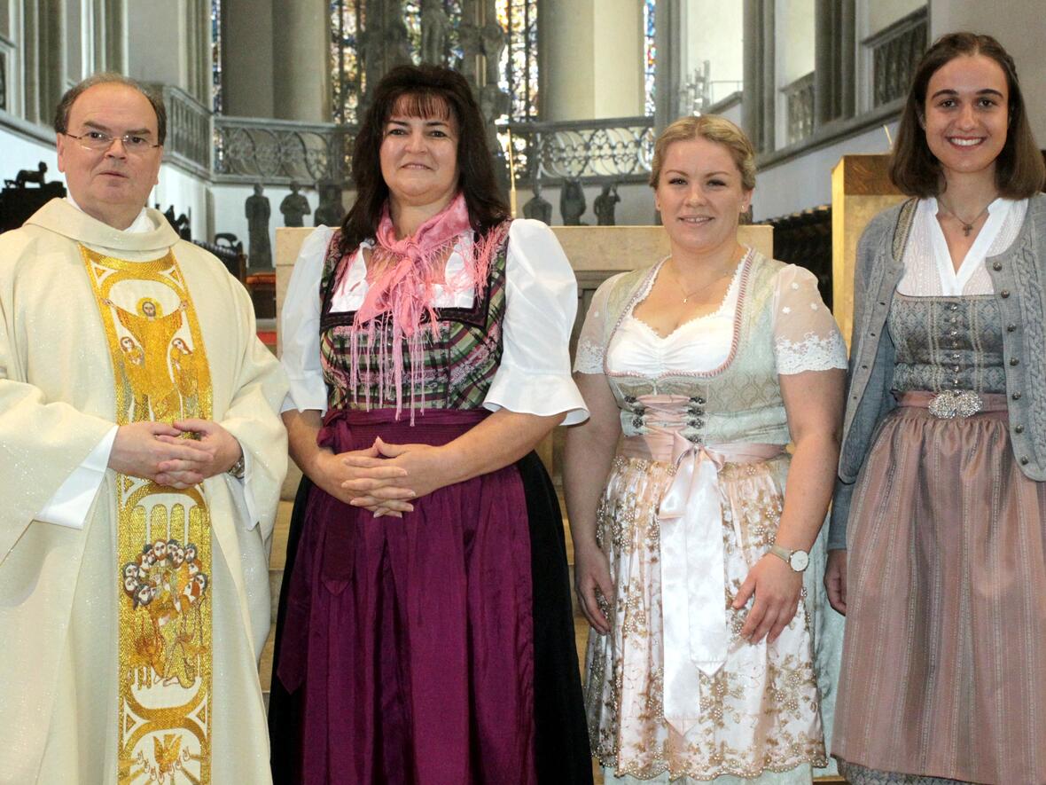 Glückliche Gesichter nach der Aussendungsfeier (v.l.n.r.): Diözesanadministrator Dr. Bertram Meier, Christa Döllner, Verena Wörle und Marie Zengerle (Fotos: Annette Zoepf / pba)