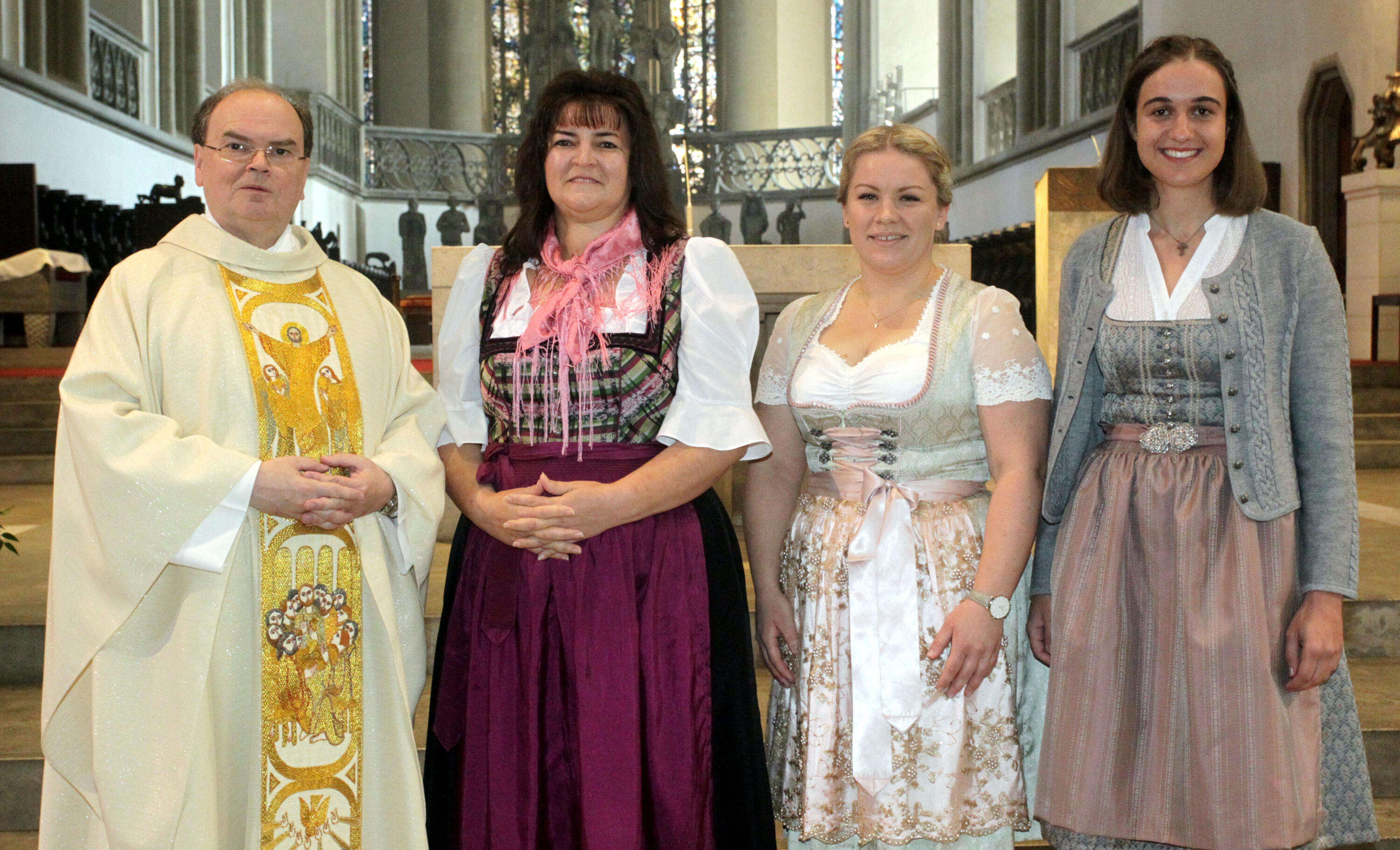 Glückliche Gesichter nach der Aussendungsfeier (v.l.n.r.): Diözesanadministrator Dr. Bertram Meier, Christa Döllner, Verena Wörle und Marie Zengerle (Fotos: Annette Zoepf / pba)