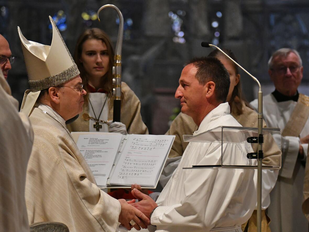 Bischof Bertram forderte die fünf neugeweihten Diakone in seiner Predigt auf, als "Auge der Kirche" zu fungieren und sich in ihrem Dienst stets an die Ränder von Kirche und Gesellschaft zu begeben (Fotos: Julian Schmidt / pba)