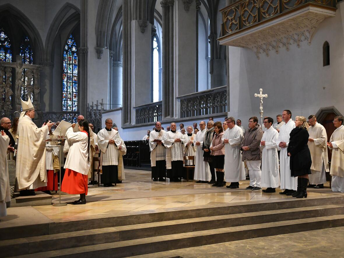 Vor Beginn der Weiheliturgie fragte Bischof Bertram die Weihekandidaten und ihre Ehefrauen ein letztes Mal, ob sie zu ihrem Dienst bereit seien.
