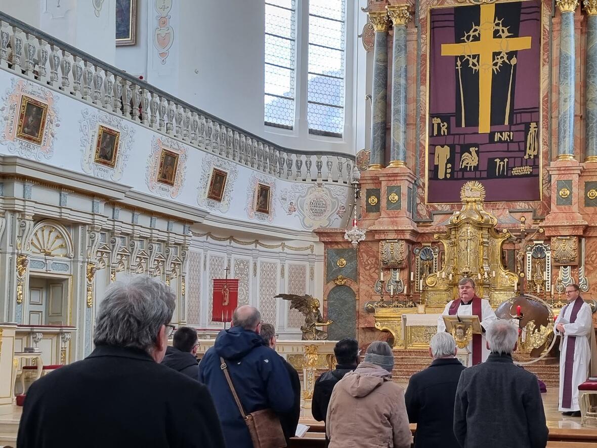 Domvikar Andreas Miesen (r.) und Domkapitular Harald Heinrich feierten mit den Diakonen das Abendlob in der Dillinger Basilika.