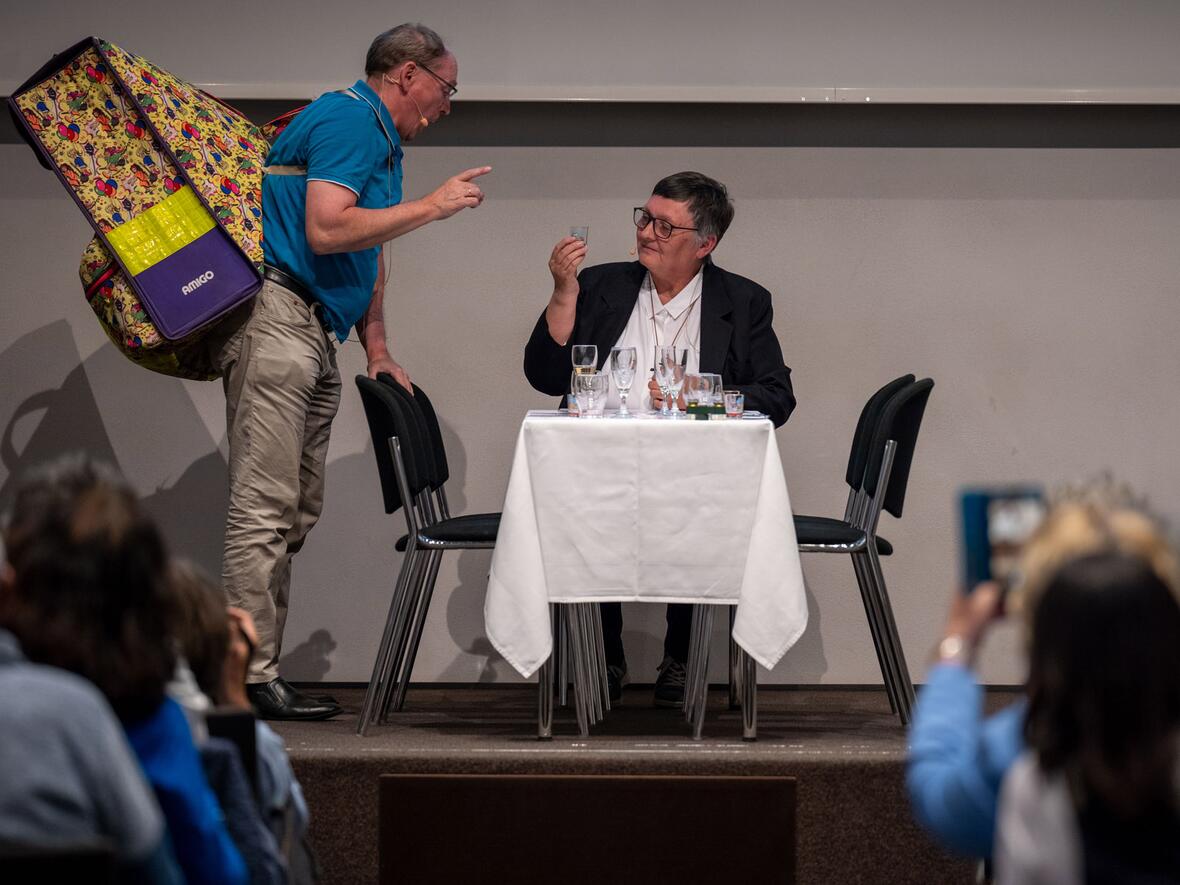 Die Regionalgruppe Augsburg der Gemeindereferenten führte ein Theaterstück im Stil von "Dinner for One" auf.